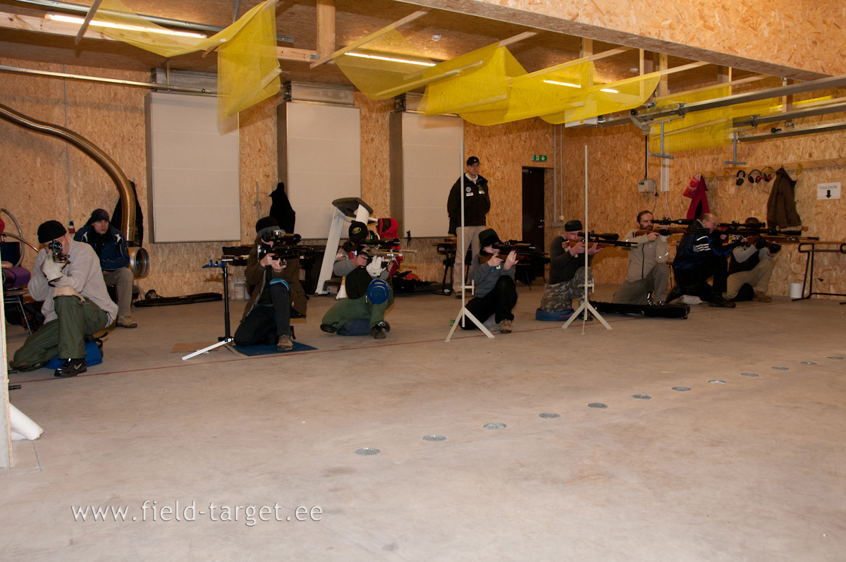 Teine vahetus laskurid tulejoonel põlvelt harjutuse laskmiseks